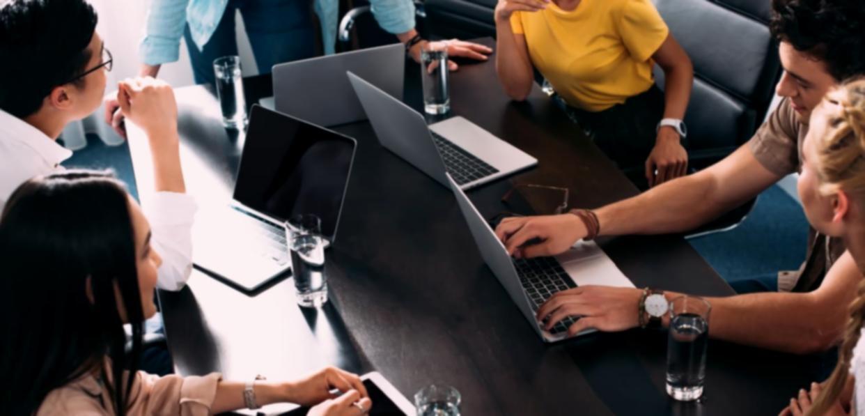 Επαγγελματίας αναλύει οικονομικά στοιχεία σε σύγχρονο γραφείο